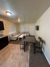 239 E 104th St in Los Angeles, CA - Foto de edificio - Building Photo