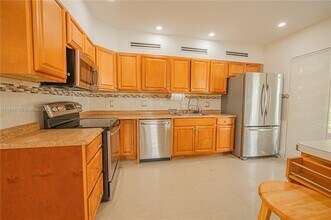 261 188th St in Sunny Isles Beach, FL - Foto de edificio - Building Photo