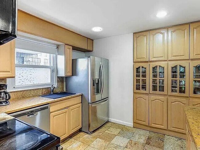 57-75-75 Cloverdale Blvd in Queens, NY - Building Photo - Building Photo