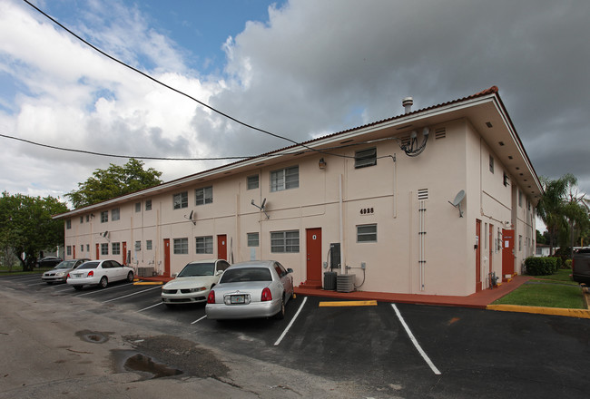 Hollywood Courtyard Apartments in Hollywood, FL - Building Photo - Building Photo