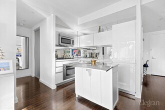 425 E 13th St, Unit 6-H in New York, NY - Building Photo - Building Photo