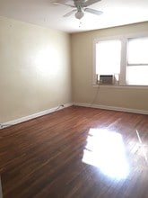 125 Adams St, Unit 5 in San Antonio, TX - Foto de edificio - Building Photo