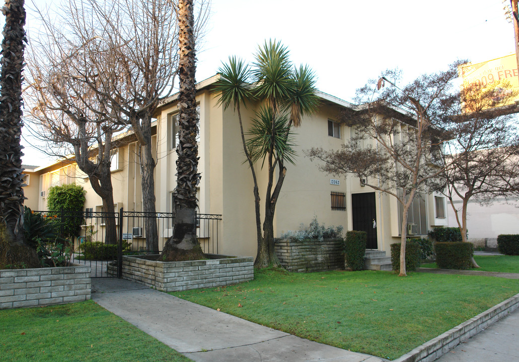 12062 Moorpark St in Studio City, CA - Foto de edificio