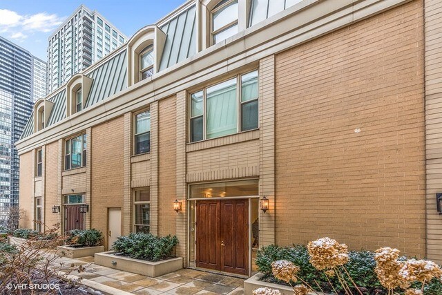 25 E Superior St-Unit -11C in Chicago, IL - Building Photo