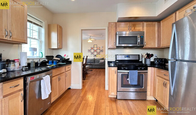 74 Brooks St, Unit 2 in Boston, MA - Building Photo - Building Photo