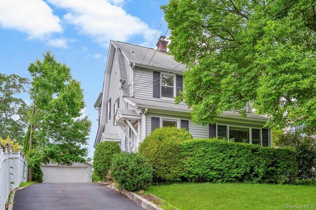 715 Old Post Rd in Mamaroneck, NY - Building Photo - Building Photo
