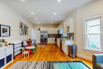 259 Willow Ave, Unit 1 in Somerville, MA - Building Photo - Building Photo