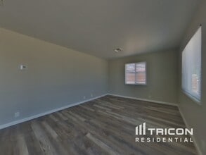 1126 W Ovington St in Lancaster, CA - Foto de edificio - Building Photo