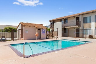 Porta Rossa Apartments in Oxnard, CA - Foto de edificio - Building Photo