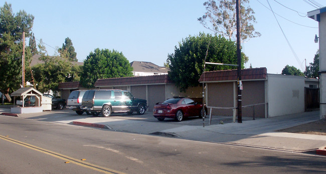 San Juan Street Apartments in Tustin, CA - Foto de edificio - Building Photo