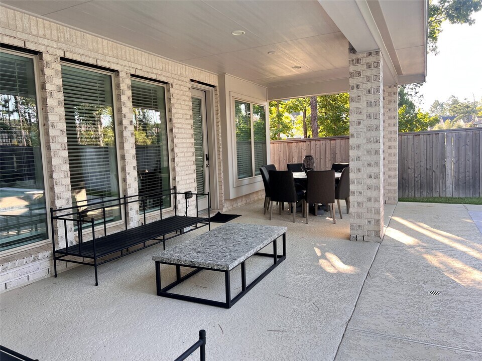 176 Sweeping Valley Dr in Montgomery, TX - Building Photo