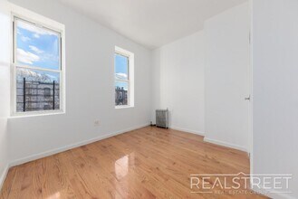 Lovely 3 BED Floor Thru w/ PRIVATE BACKYAR in Brooklyn, NY - Foto de edificio - Building Photo