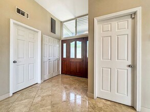 5030 Pacifica Dr in San Diego, CA - Building Photo - Building Photo