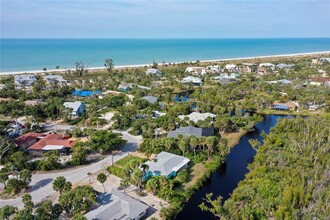 1057 Blue Heron Dr in Sanibel, FL - Foto de edificio - Building Photo