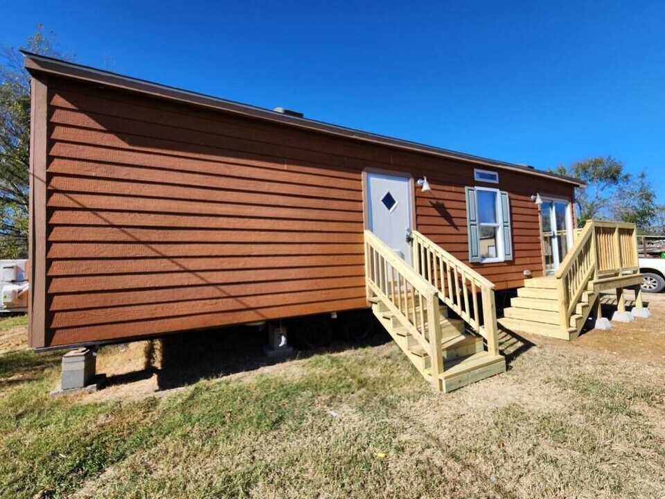 140 Holy Temple St in Caldwell, TX - Building Photo