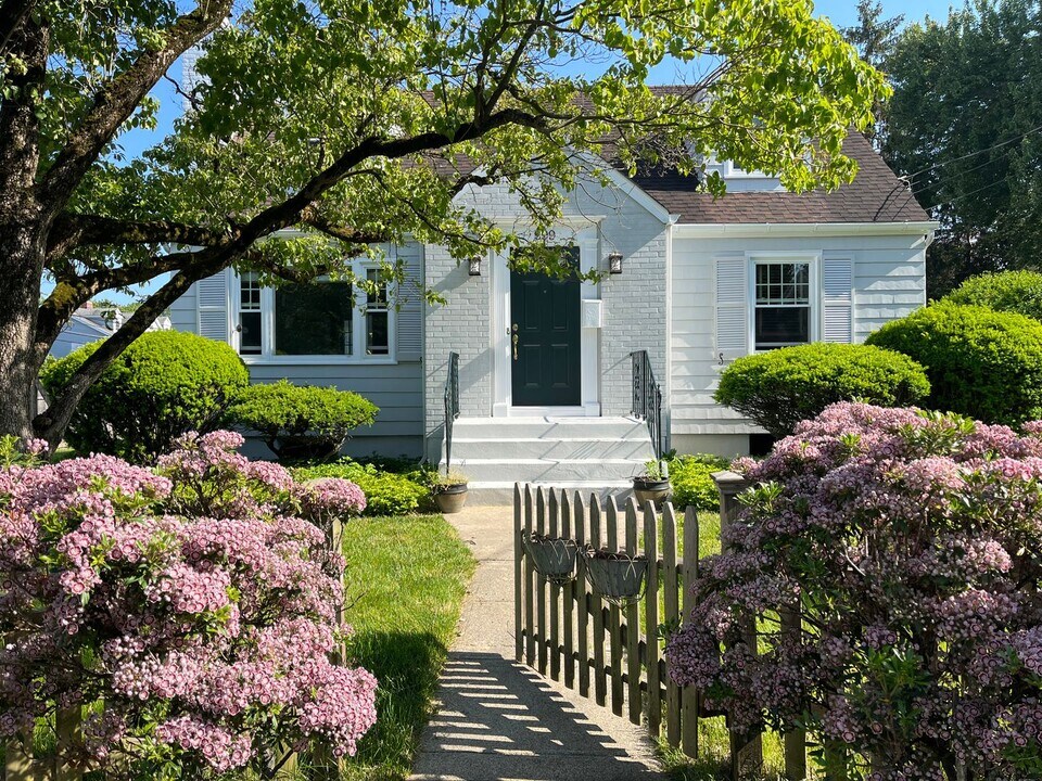 999 Oldfield Road in Fairfield, CT - Building Photo