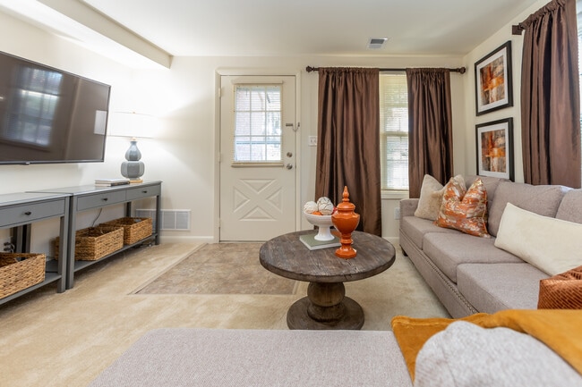 Spring Hill Apartments & Townhomes in Parkville, MD - Building Photo - Building Photo