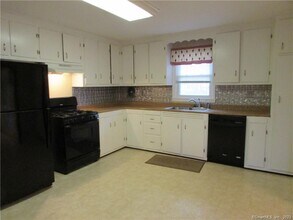 235 Shaker Rd in Enfield, CT - Building Photo - Building Photo