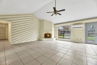 9842 Pinehurst St in Baytown, TX - Building Photo - Building Photo