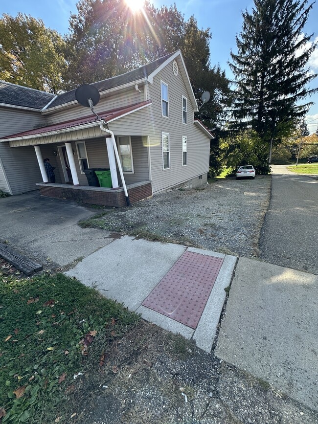 property at 962 W Main St