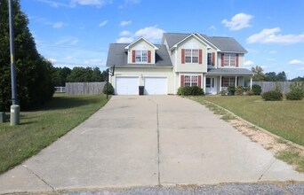 100 Guilford Ct in Spring Lake, NC - Building Photo - Building Photo