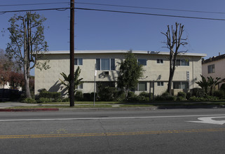 5860 Hazeltine Ave in Van Nuys, CA - Building Photo - Building Photo