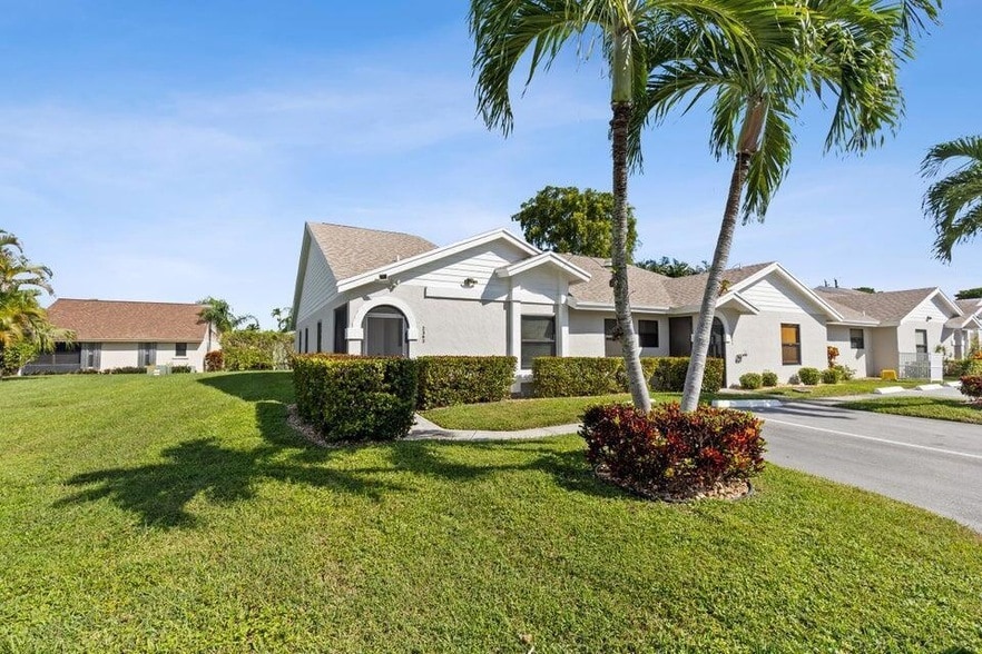 2363 NW 13th Ct in Delray Beach, FL - Foto de edificio