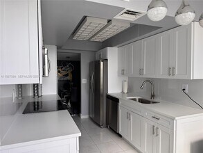 18071 Biscayne Blvd in Aventura, FL - Foto de edificio - Building Photo