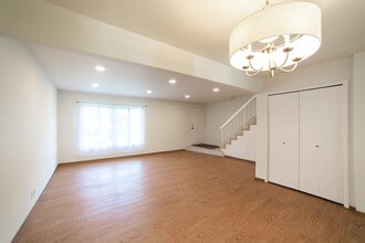 9743 Reseda Blvd #3, Unit Upstairs north bedroom in Northridge, CA - Building Photo - Building Photo