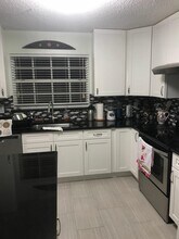 1978 Myrtle Ct NE in Palm Bay, FL - Foto de edificio - Building Photo