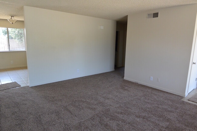 1641 W Whitendale Ave in Visalia, CA - Building Photo - Building Photo