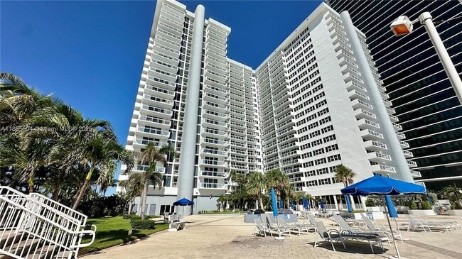 2030 S Ocean Dr, Unit 1022 in Hallandale Beach, FL - Building Photo - Building Photo