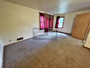 710 S Wisconsin St in Mitchell, SD - Building Photo - Building Photo