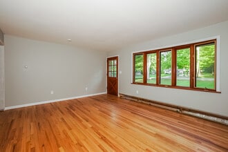 8240 Timberlane Dr in Painesville, OH - Building Photo - Building Photo