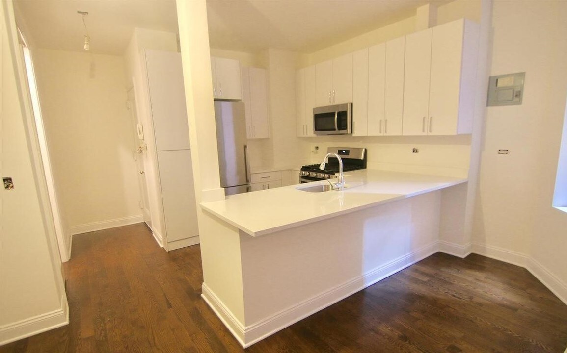 201 W 58th St in New York, NY - Building Photo