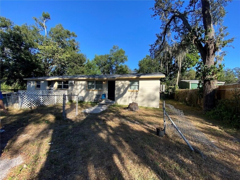 10109 N 11th St in Tampa, FL - Foto de edificio