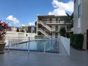 Royal House Apartments in Miami, FL - Building Photo - Building Photo