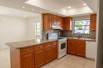 1253 White Pine Dr in Wellington, FL - Building Photo - Building Photo