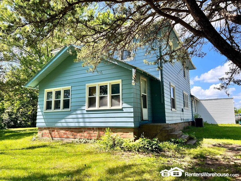 7617 Hoover St in Indianola, IA - Building Photo