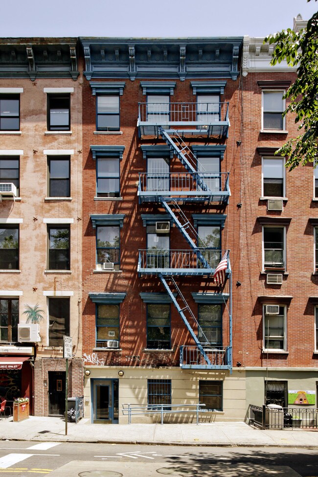 295 E Tenth St in New York, NY - Building Photo - Building Photo