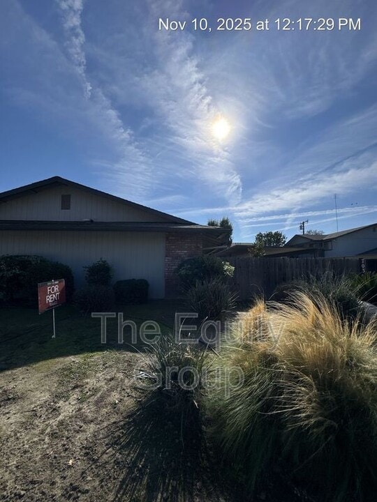 701 E Noble Ave in Visalia, CA - Building Photo