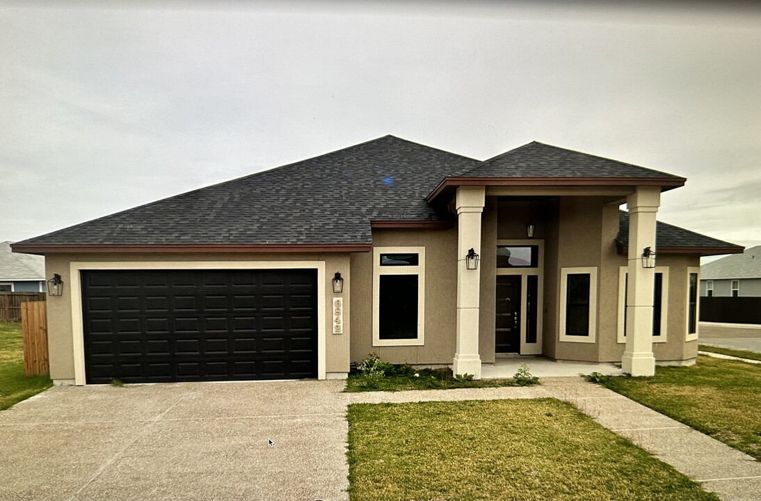 6842 Bison Dr in Corpus Christi, TX - Building Photo