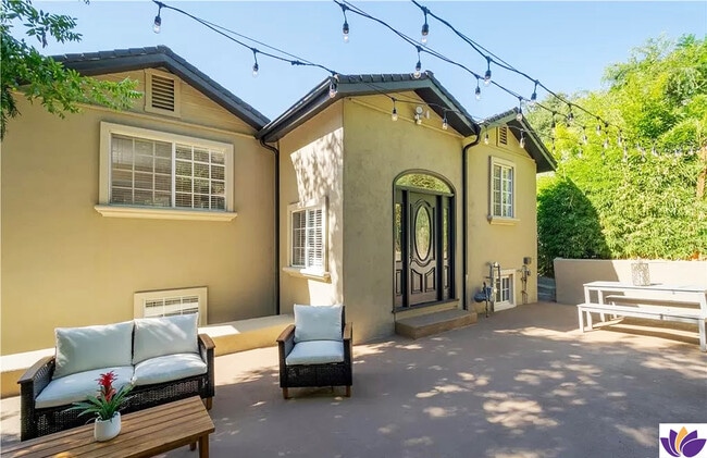 11419 Sunshine Ter in Studio City, CA - Foto de edificio - Building Photo