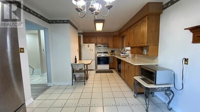 6 Madoc Dr in Brampton, ON - Building Photo - Building Photo