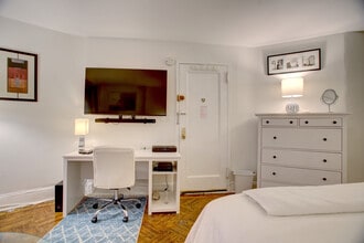 64 W 82nd St in New York, NY - Foto de edificio - Building Photo