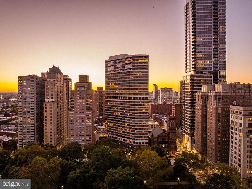 202 W Rittenhouse Square in Philadelphia, PA - Building Photo