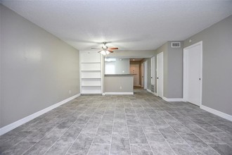 8525 Sands Point Dr in Houston, TX - Building Photo - Building Photo