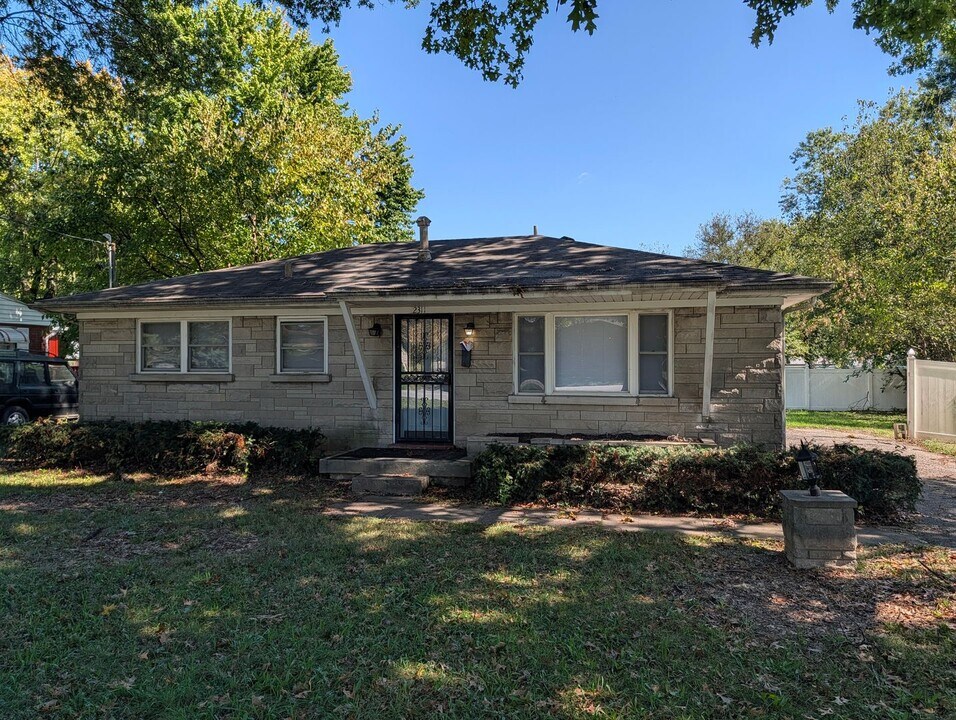 2311 Plantation Dr in Louisville, KY - Building Photo