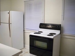 331 W Cedar St, Unit Apt 2 in Springfield, IL - Building Photo - Building Photo