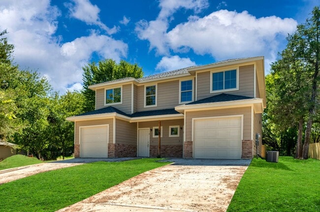 property at 805 S 6th St